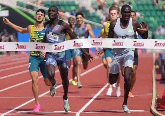 Wanyonyi y Arop disputaron un gran duelo por la victoria en el 800 metros que disputó Saúl Ordóñez.