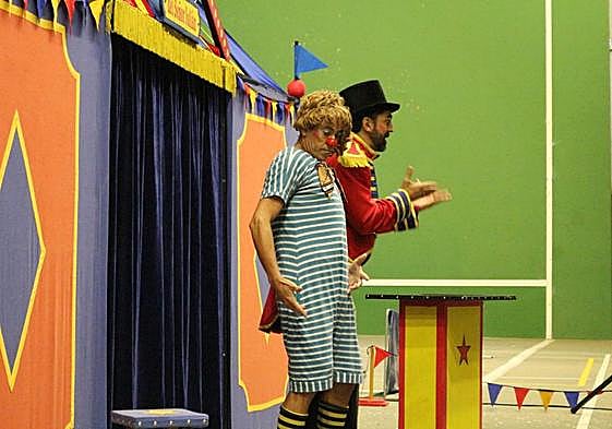 La compañía Julián y Pendorcho ofreció un espectáculo en el Frontón municipal con una gran afluencia de público