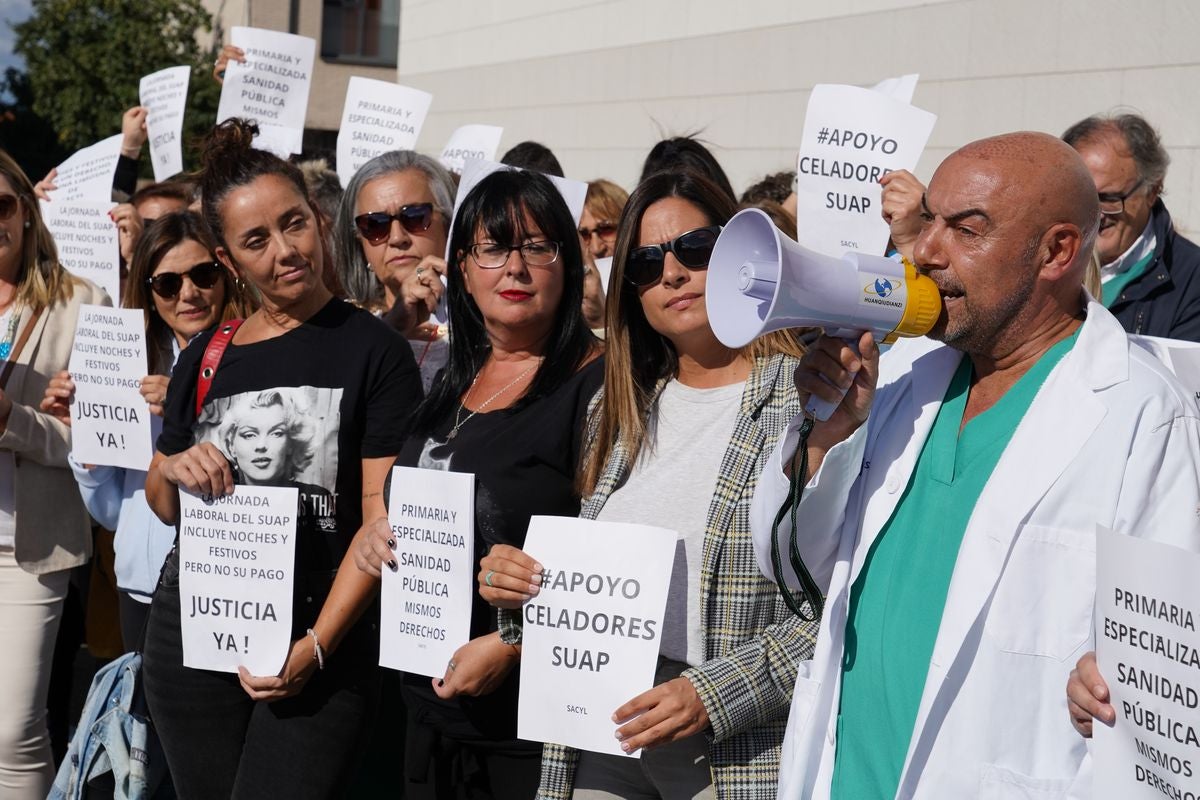 Concentración en apoyo a los celadores en huelga de hambre del centro de salud de Astorga