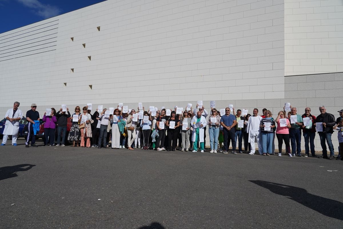 Concentración en apoyo a los celadores en huelga de hambre del centro de salud de Astorga