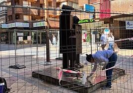 Reparación de la escultura 'La Familia'.