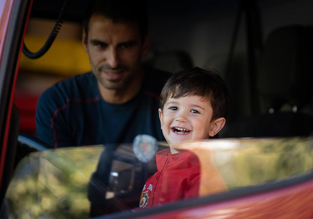 Darío en el interior de un camión de bomberos.