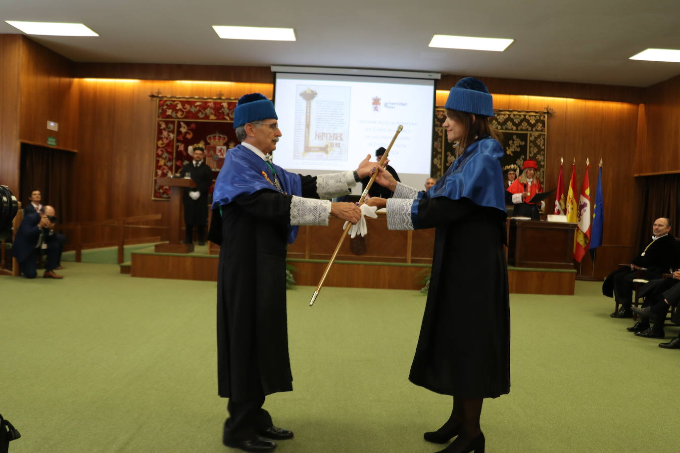 Estanislao de Luis Calabuig cede la vara de maestro de ceremonias a María Fernández Raga.