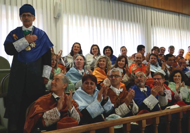 Los miembros del claustro de la ULE aplauden a Estanislao de Luis en su despedida como maestro de ceremonias.