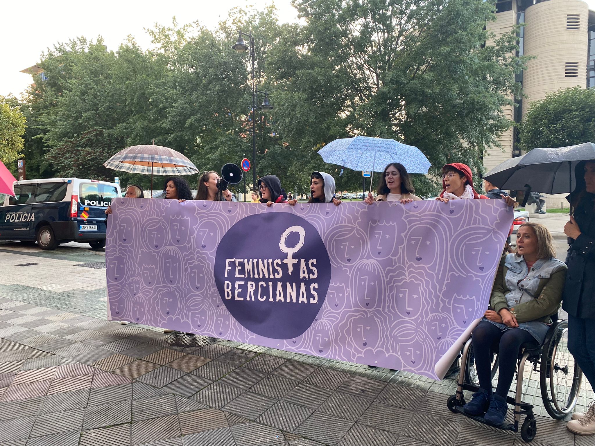 Feministas Bercianas se concentran ante el acto de presentación del libro de Ismael Álvarez