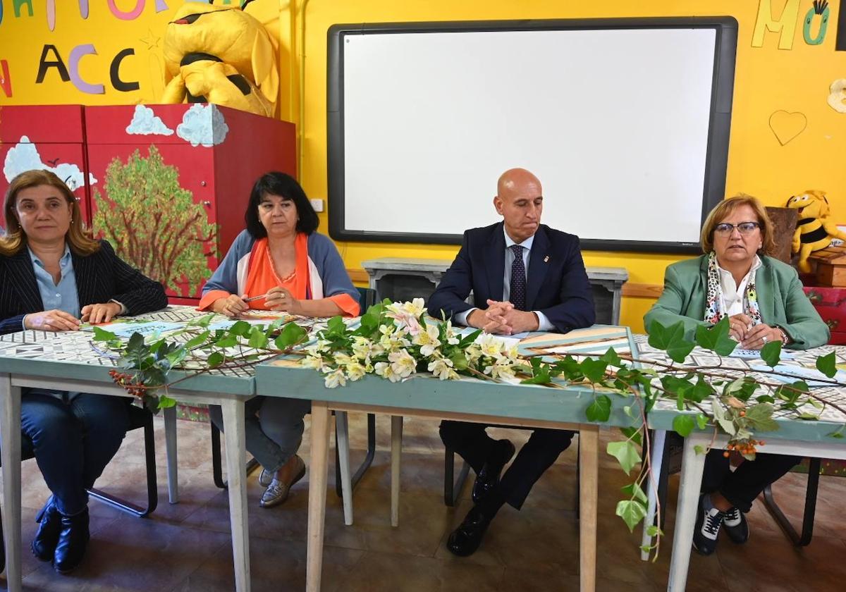 El alcalde de León con representantes de centros escolares.