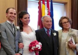 José Silvio Alonso, con su esposa, el día de la boda de su hijo.
