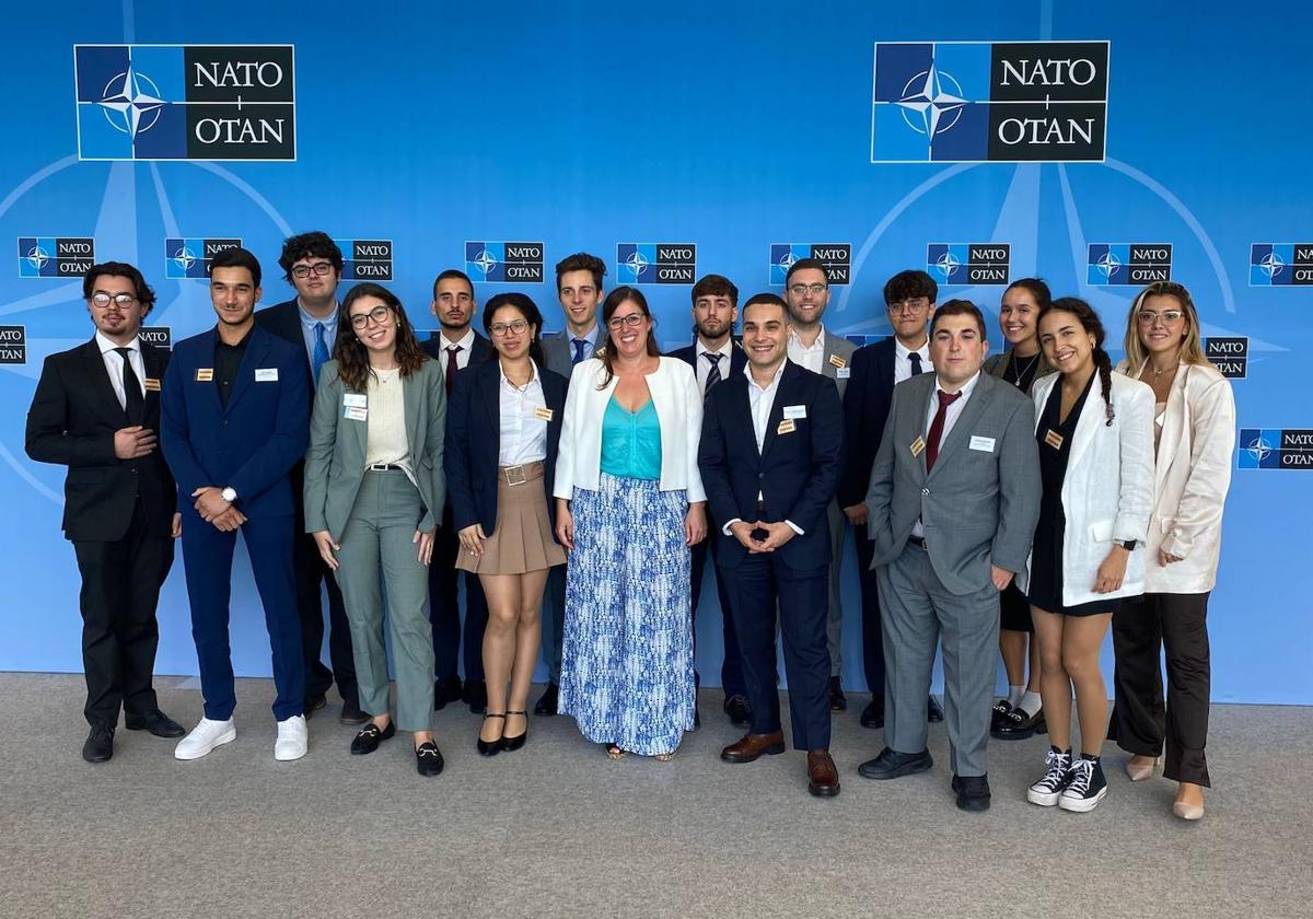 El leonés Daniel Arce, en el centro de la foto, en la sede de la OTAN junto a otros 15 universitarios de toda España.