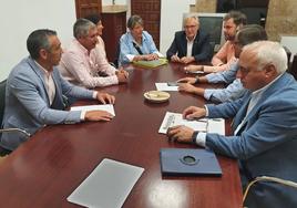 Reunión de los diputados provinciales del PP con la plataforma por el soterramiento del AVE de San Andrés del Rabanedo.