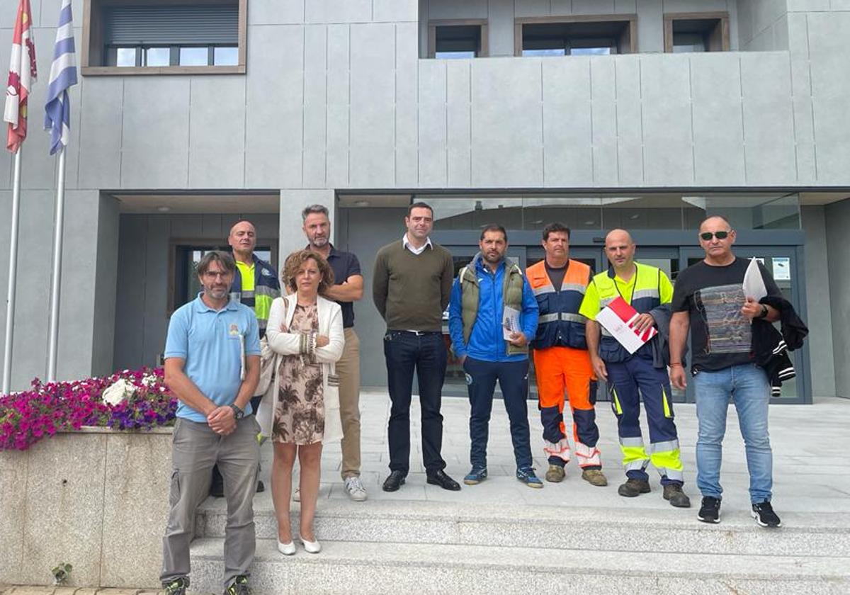 Reunión entre el concejal de personal de Villaquilambre, David Álvarez, y representantes sindicales.