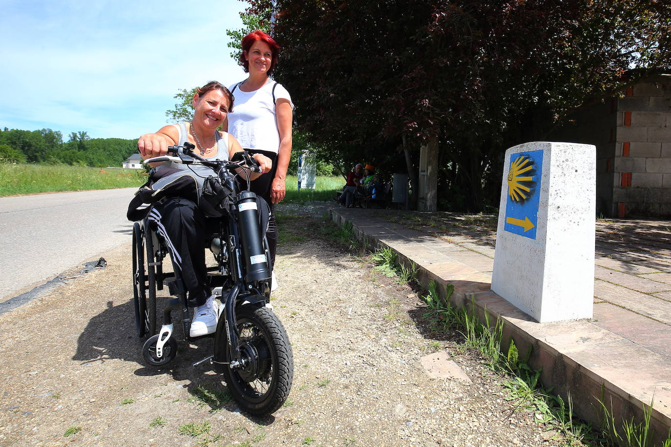 La peregrina Sabrina Tosolino realiza el Camino de Santiago en silla de ruedas