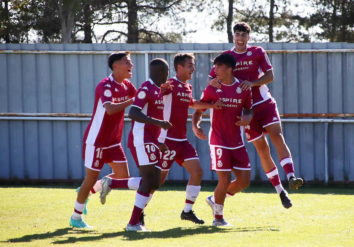 Los jugadores del Júpiter celebran el primero de sus goles ante La Virgen.