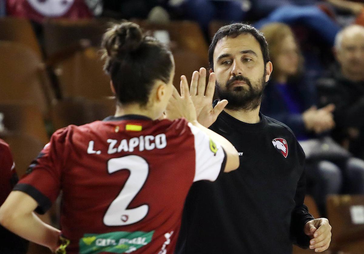 Leo Álvarez, entrenador del Rodríguez Cleba, en un partido de la pasada temporada.