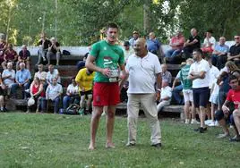 Jorge Iglesias recibe un trofeo en el corro de Gradefes.