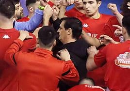 Luis Castillo, en el centro, en un partido de la pasada temporada.