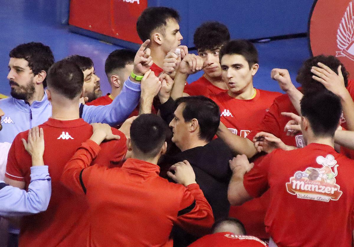 Luis Castillo, en el centro, en un partido de la pasada temporada.