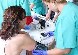 La Asociación Leonesa para la Prevención Cardiaca organiza en el Centro Cívico de El Crucero pruebas de control para prevenir cardiopatías