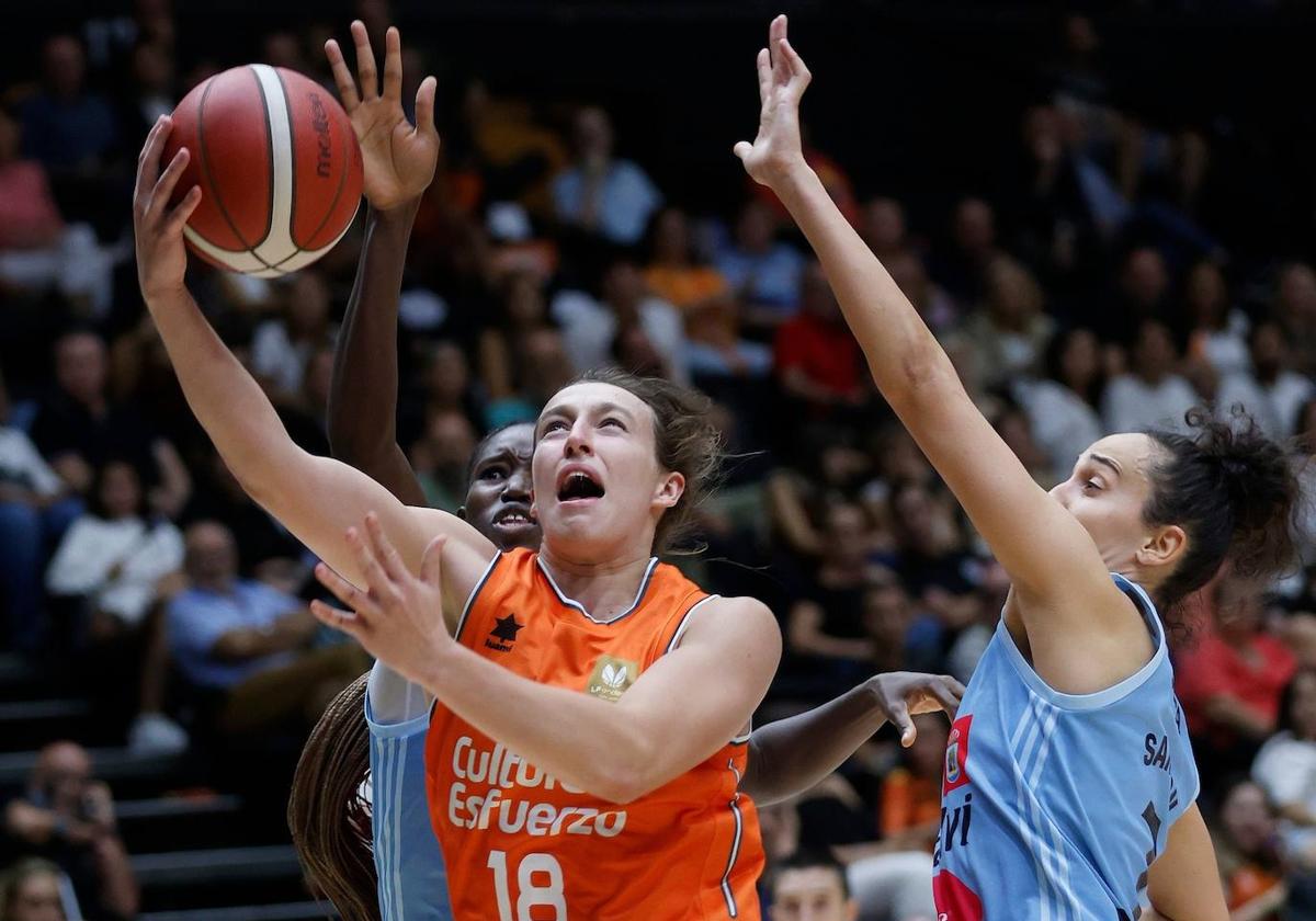 Alicia Flórez anotó sus primeros dos puntos en su debut en Liga Femenina Endesa