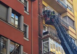 Los bomberos durante la realización de los trabajos