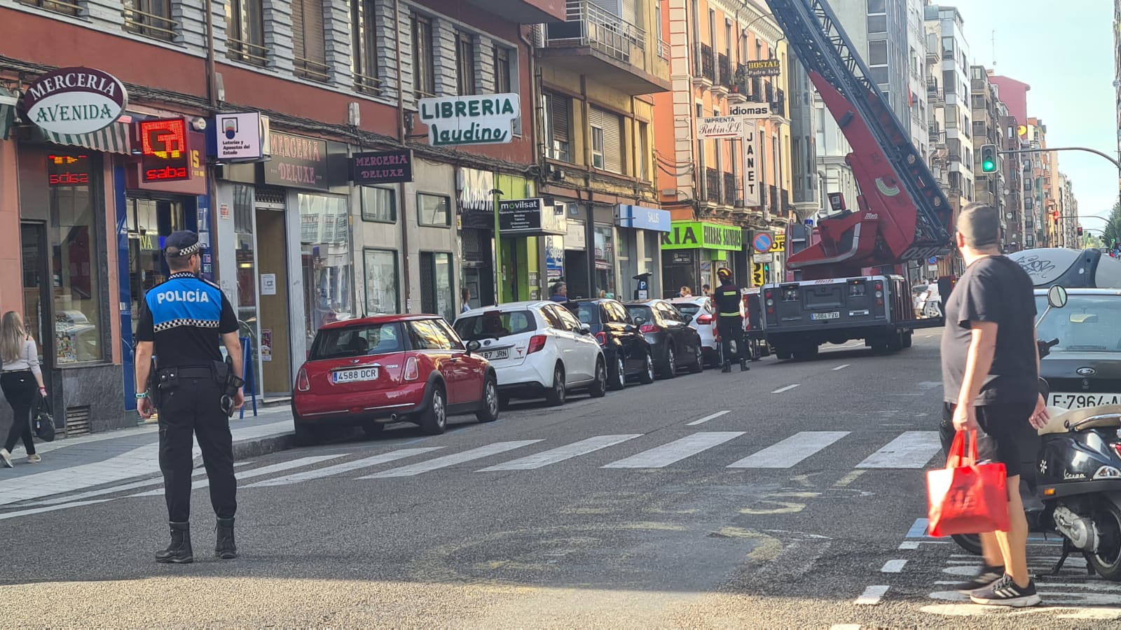 Un agente de la Policía Local presente en la zona. 