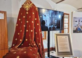 El Museo Casa Botines Gaudí expone la corona, el ajuar, el manto, los pendientes y el broche colocado en el corazón de la Virgen del Mercado.