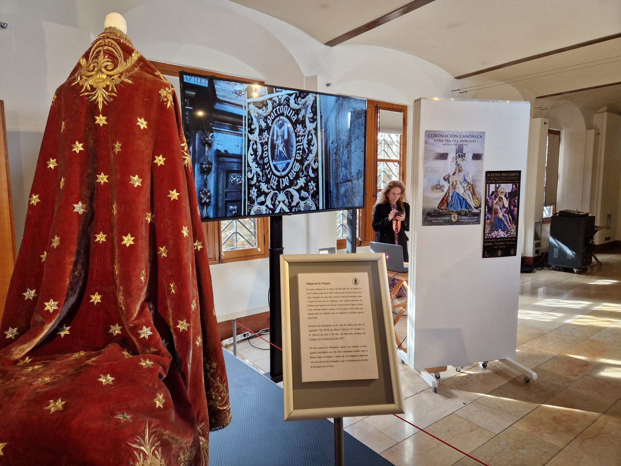 El semisotano del Museo Casa Botines Gaudí expone el la corona, el ajuar, el manto, los pendientes y el broche colocado en el corazón de la Virgen del Mercado