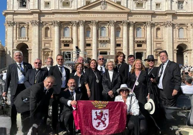 La delegación en El Vaticano con la bandera de León.