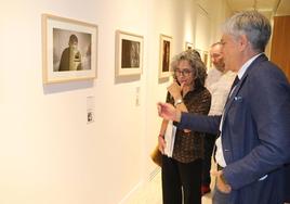 La autora de la exposición, Cecilia Orueto, junto con el elegado territorial de la Junta, Eduardo Diego