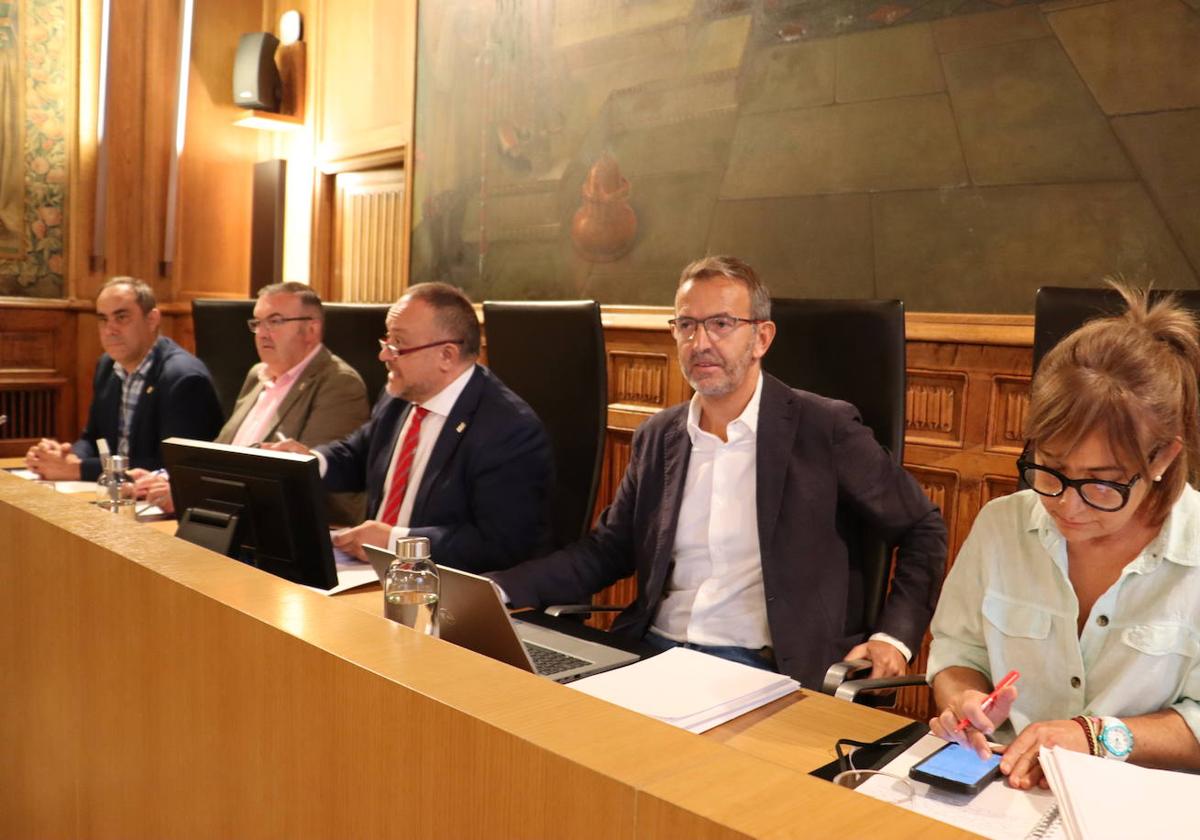 Mesa presidencial en el salón de plenos de la Diputación de León.