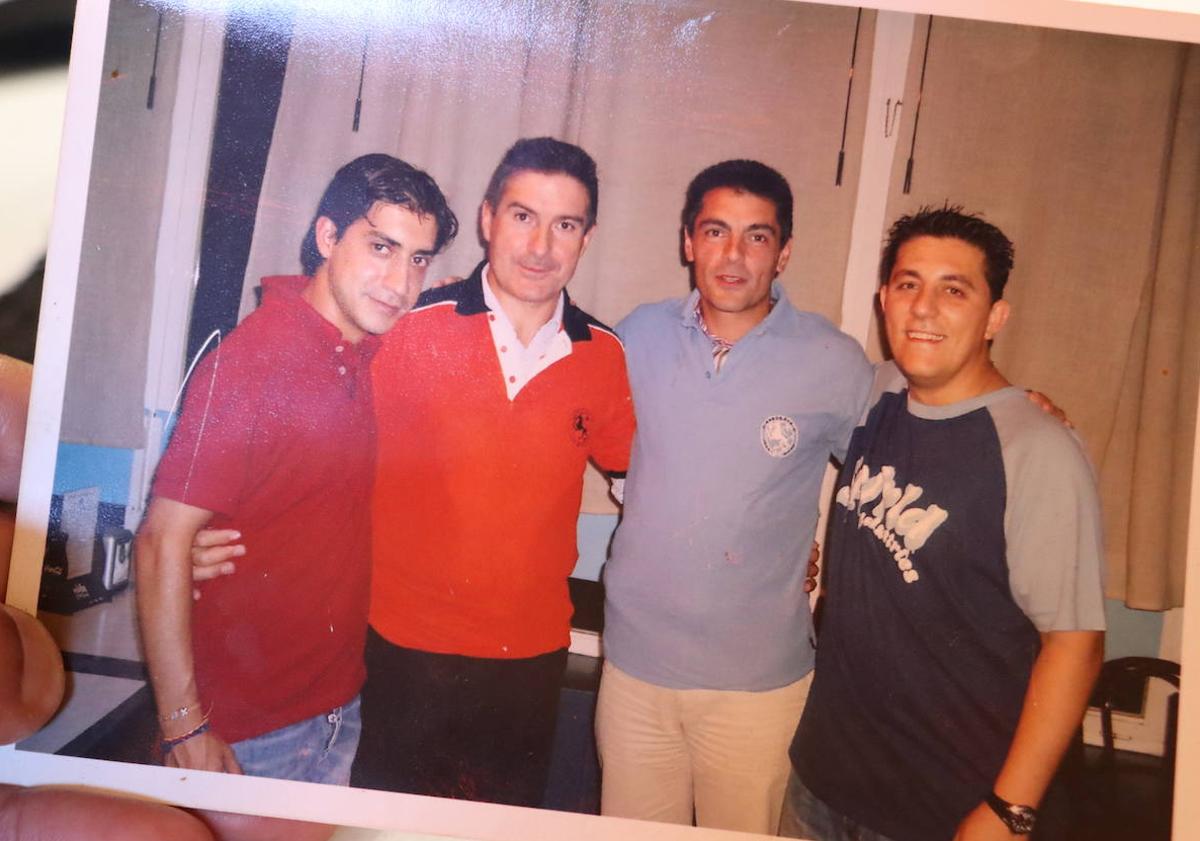 Imagen principal - Recuerdos en el 'Dani & Jose' con Manolo Cadenas y camisetas deportivas firmadas.