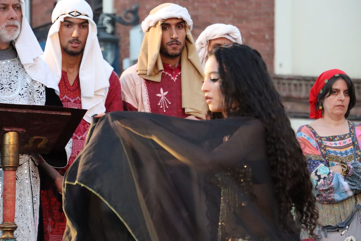 Los representantes del Emir de Córdoba observan a una de las sotaderas durante su danza.