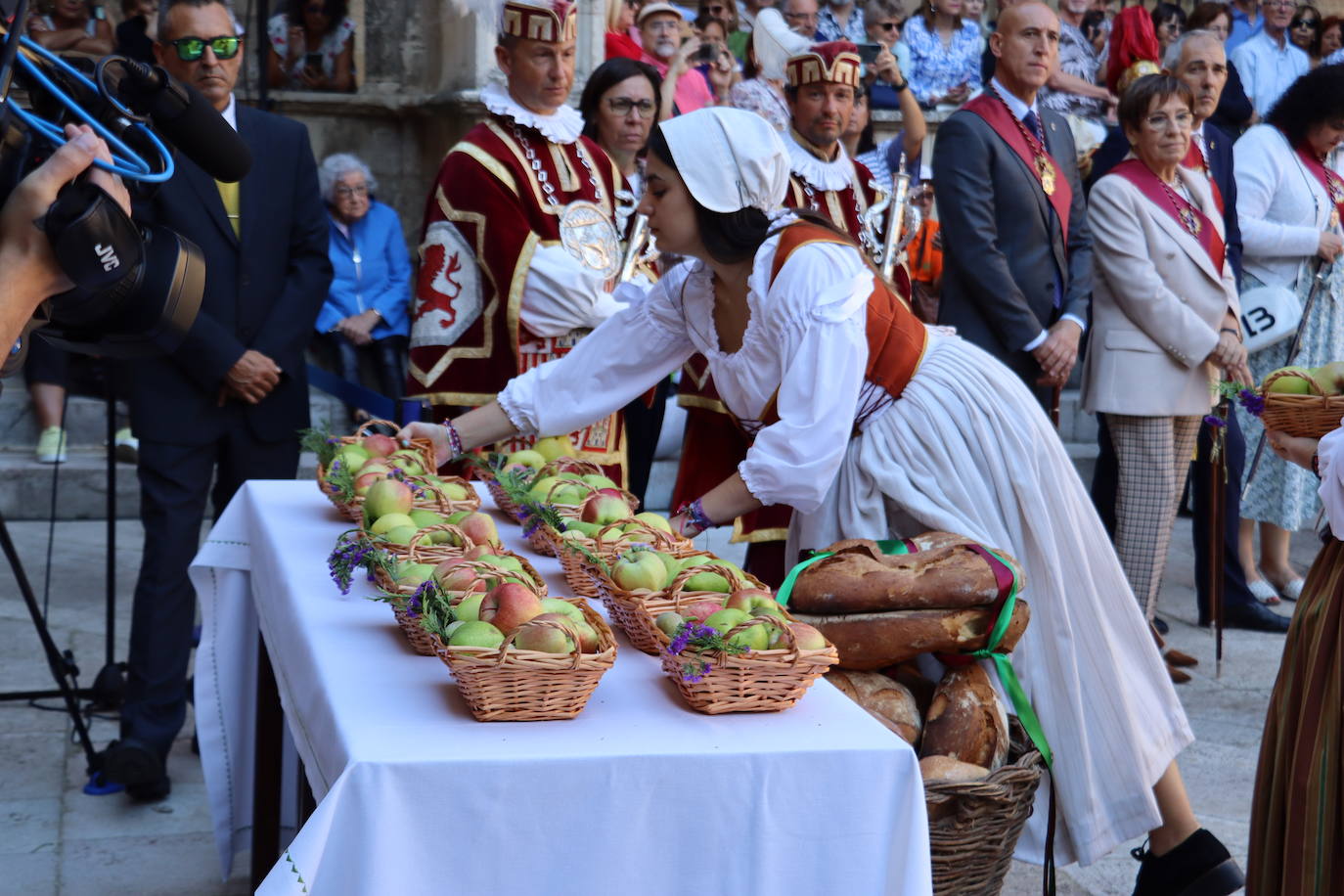 Ceremonia de las Cantaderas en la Catedral de León