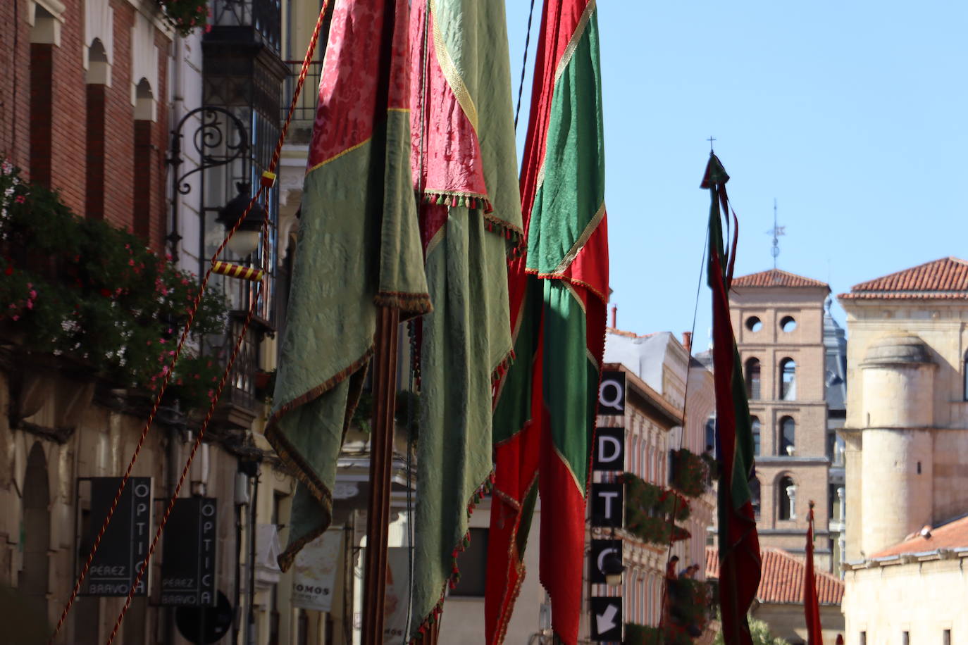 Desfile de pendones en León