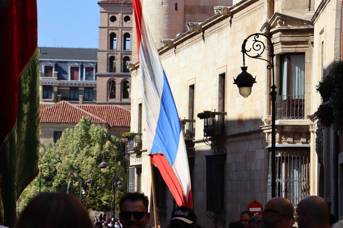 Desfile de pendones en León