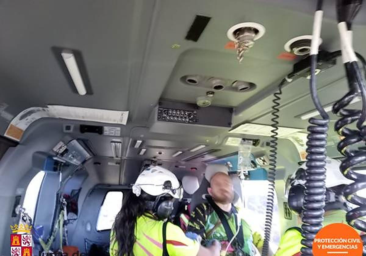 Momento de la intervención del servicio de emergencias ya en el helicóptero.
