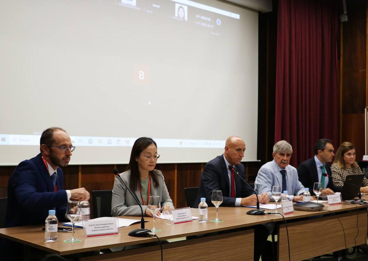 Imagen secundaria 1 - Inauguración del congreso.