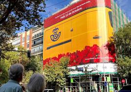 La imagen tomada en Santiago Millas ocupa una fachada en Madrid.