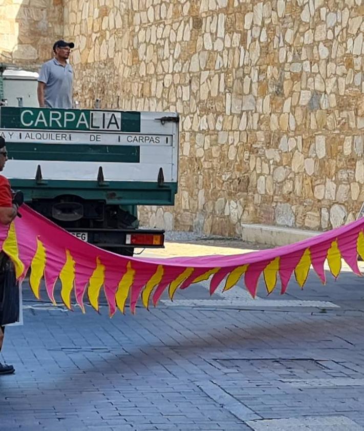 Imagen secundaria 2 - Montaje del mercado de las Tres Culturas en León.