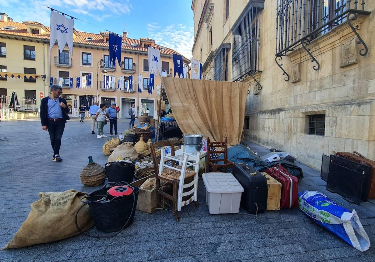 Imagen principal - Montaje del mercado de las Tres Culturas en León.