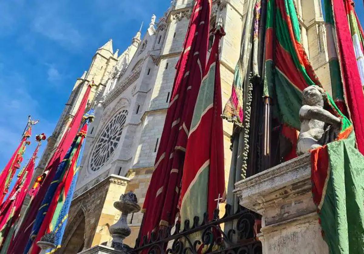 Los pendones frente a la Catedral.