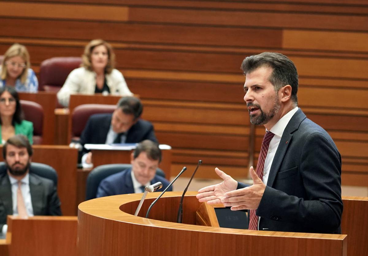 Luis Tudanca durante su intervención en las Cortes de Castilla y León.