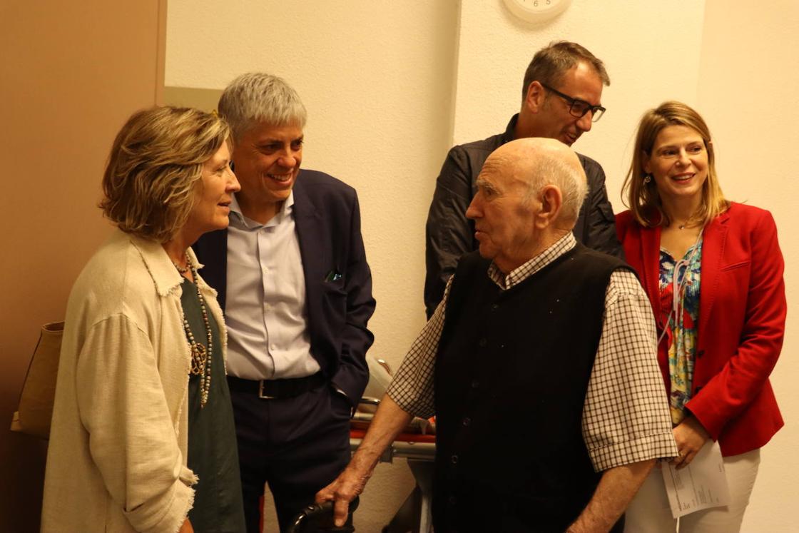 El delegado de la Junta en León y la gerente de Atención Primaria con uno de los residentes de Armunia. 