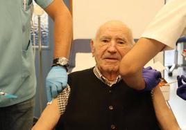 Un residente del centro de mayores de Armunia recibe la vacuna contra la covid y contra la gripe.