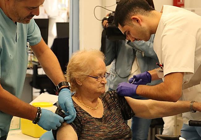 Una residente recibe las dos vacunas en el centro de mayores de Armunia.