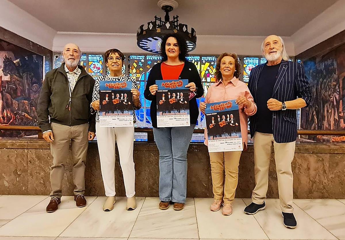 Los hermanos Quiñones junto a la presidenta de Cáritas y la concejala de Cultura y Bienestar Social.