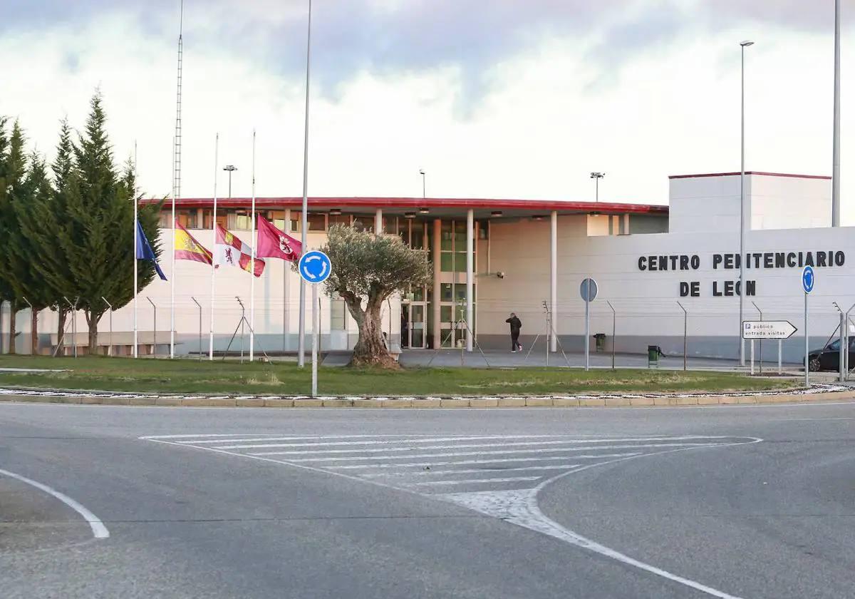 Acceso a la cárcel de Mansilla de las Mulas.