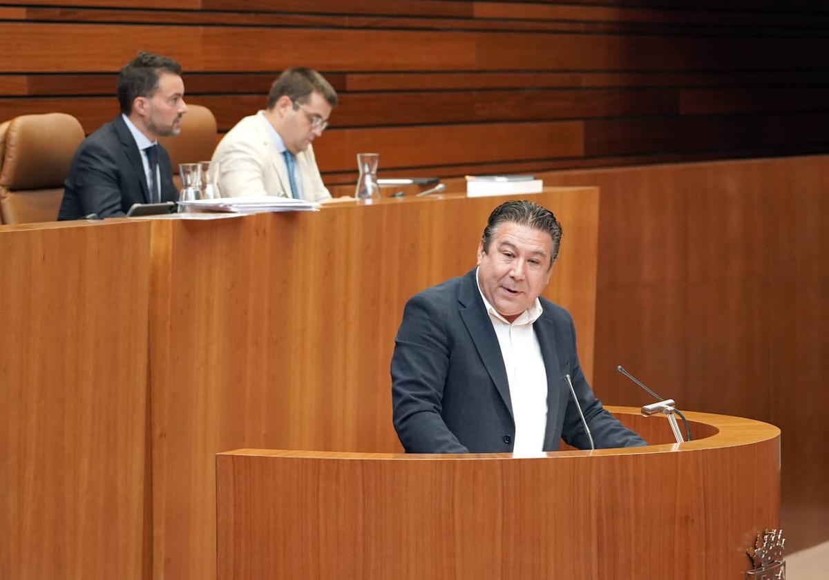 Luis Mariano Santos presenta sus medidas en las Cortes de Castilla y León.