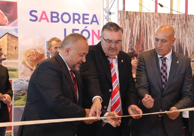 Corte de cinta en la inauguración de la feria.