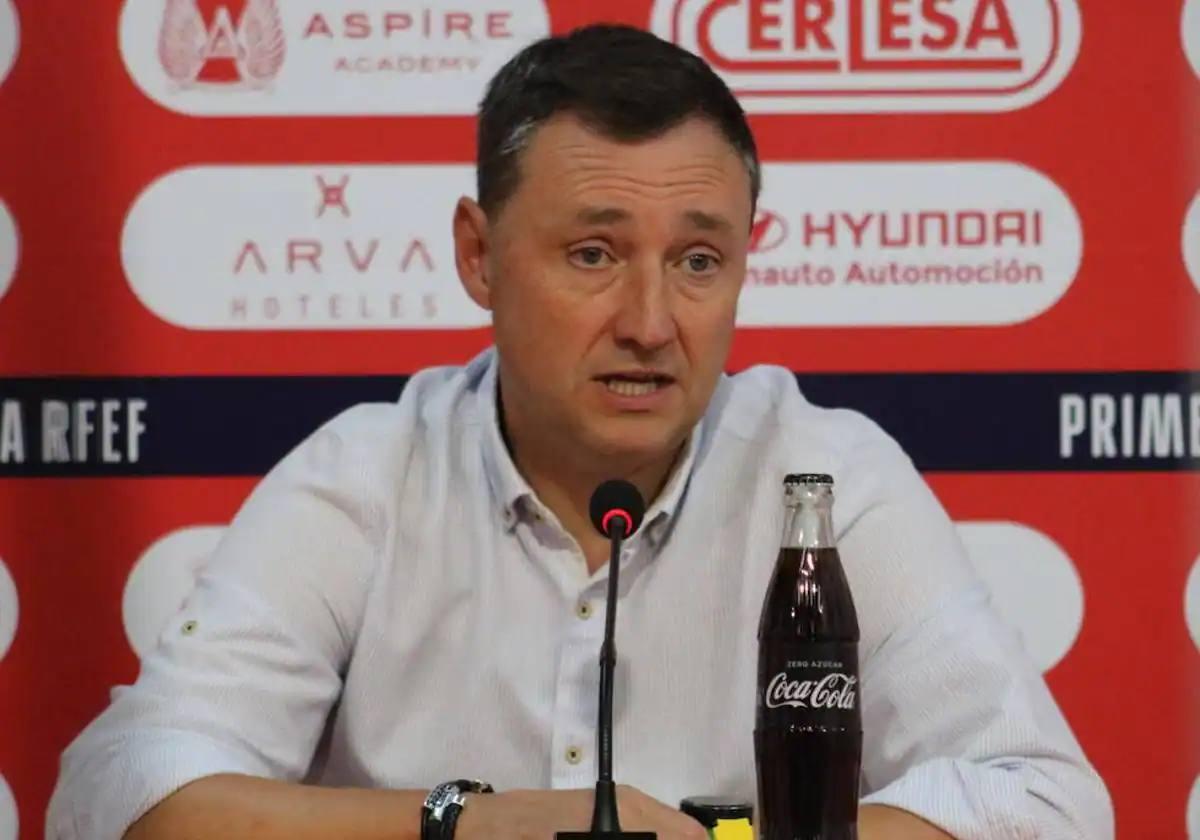 El entrenador de la Cultural, Raúl Llona, en la sala de prensa del estadio Reino de León.