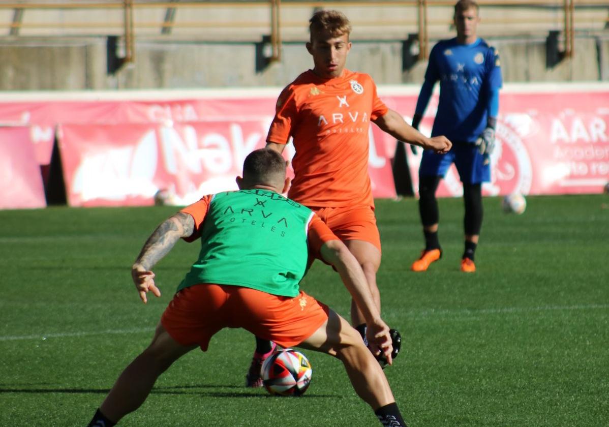 Rodri, en la imagen, podría repetir en el once.